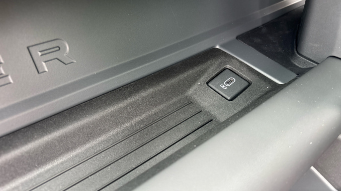 Land Rover Defender 3.0 D250 X-Dynamic HSE 110 5dr Auto Diesel Estate - Image 33